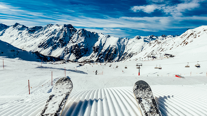 Sciare sulla pista innevata